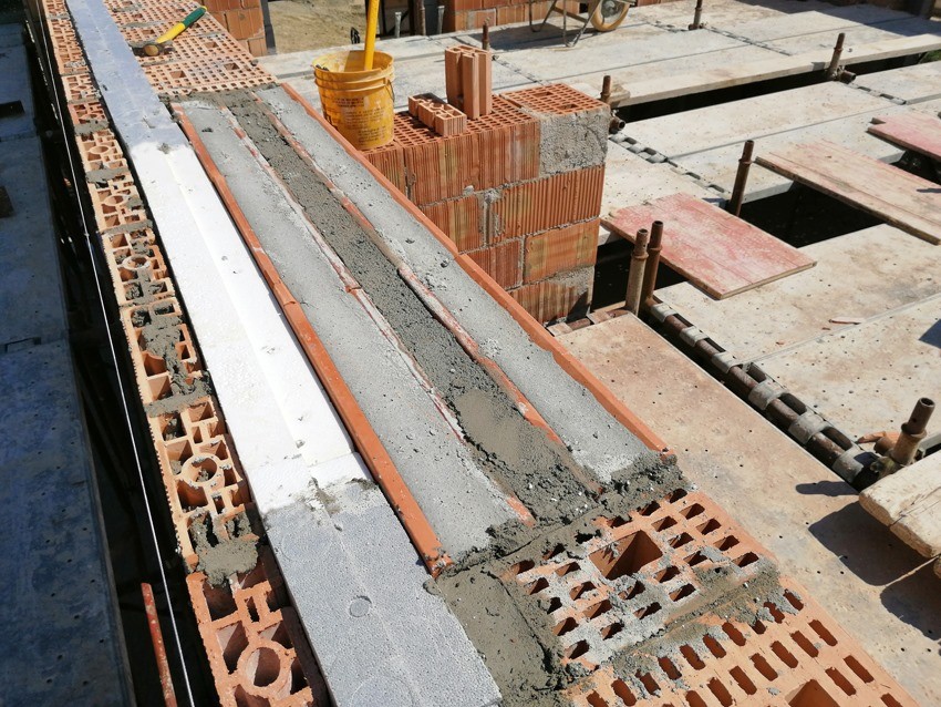 Architrave in laterocemento in posa su muratura in blocchi di laterizio in cantiere