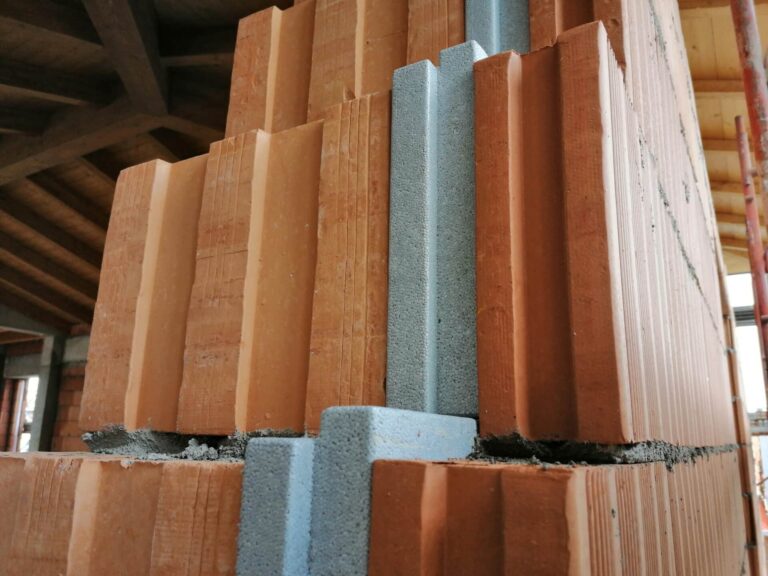 Armonia tra Bellezza e Sostenibilità: Gli Esemplari Progetti con Laterizi Poroton