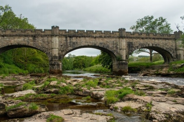 Il fiume sotto il ponte di laterizio: correnti e ricordi