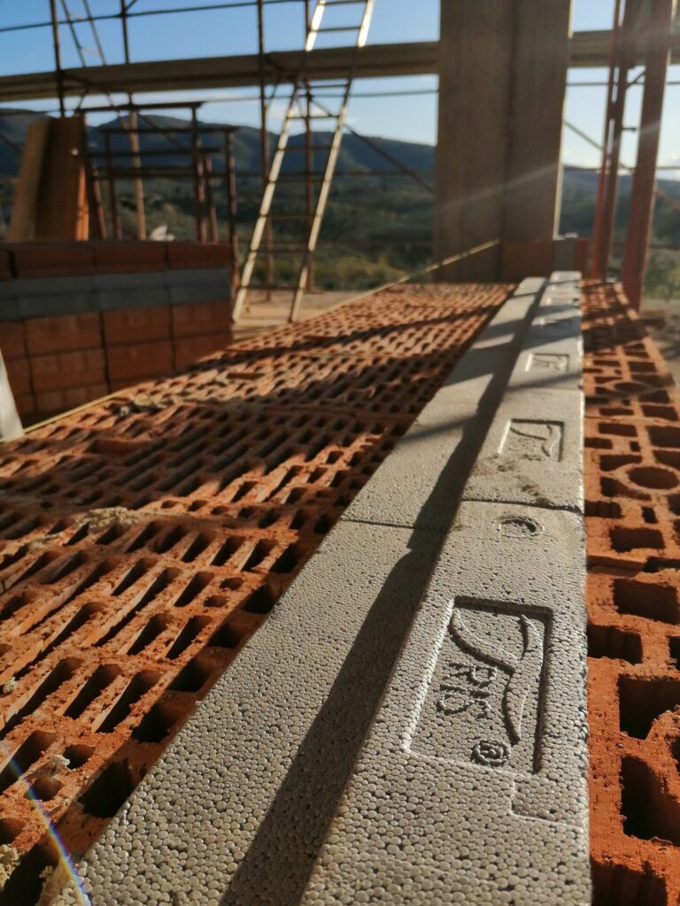 Laterizio TRIS di Poroton e resilienza climatica: prestazioni in scenari estremi