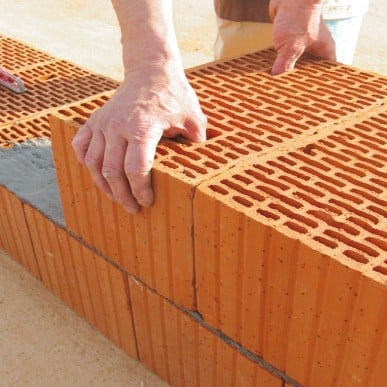 Perché scegliere POROTON – vantaggi del laterizio porizzato rispetto al laterizio tradizionale