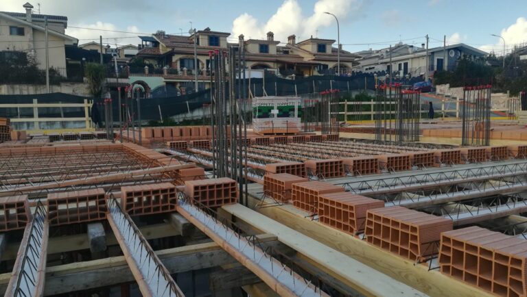 POROTON e ingegneria del dettaglio costruttivo: nodi murari, giunti, connessioni e continuità strutturale