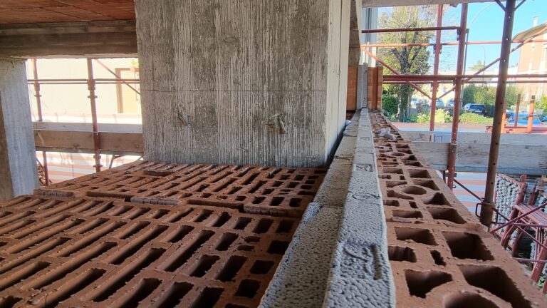 Interazione tra sistemi impiantistici e murature evolute: integrazione, compatibilità e gestione del cantiere