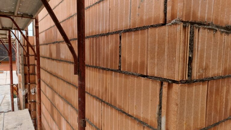 Prestazioni dei laterizi Poroton in muratura portante e non portante: differenze applicative e linee progettuali