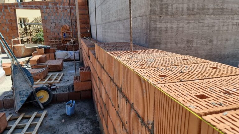 Parete Respira o sistema a cappotto: confronto tecnico tra due approcci all’efficienza energetica in muratura