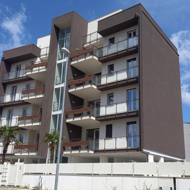 Comfort estivo senza climatizzazione: come la massa termica del laterizio riduce i picchi di temperatura indoor